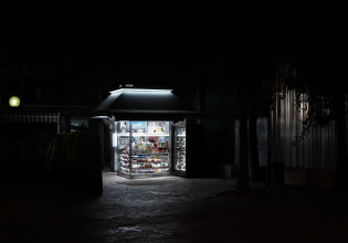 Εξάρχεια: Μαχαίρωσαν περιπτερά στο πόδι