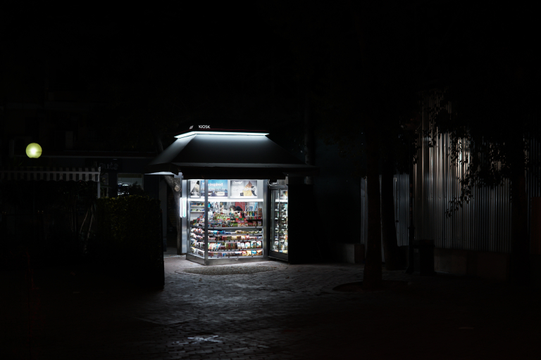 Εξάρχεια: Μαχαίρωσαν περιπτερά στο πόδι