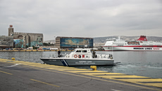 Αυτοκίνητο έκανε βουτιά στο λιμάνι του Πειραιά – Στο νοσοκομείο ο οδηγός