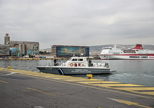 Αυτοκίνητο έκανε βουτιά στο λιμάνι του Πειραιά – Στο νοσοκομείο ο οδηγός