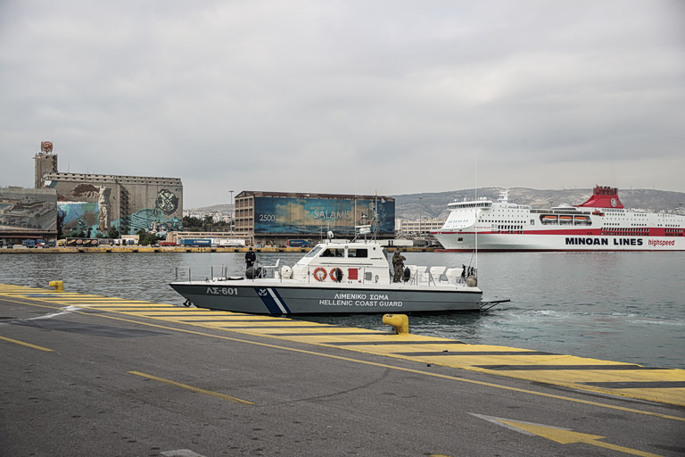 Αυτοκίνητο έκανε βουτιά στο λιμάνι του Πειραιά – Στο νοσοκομείο ο οδηγός