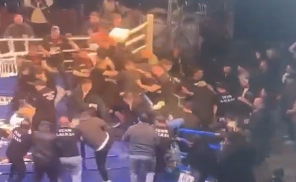 Χάος σε αγώνα μποξ στην Τουρκία: Θεατές μπήκαν στο ρινγκ και ξυλοκόπησαν Ρώσο πυγμάχο (vids)