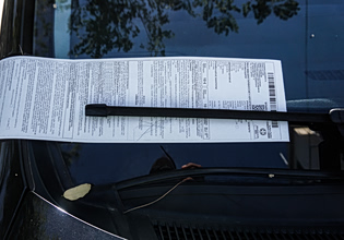 Ποια παράβαση «μετράει» ανά τρίωρο; Ποιοι οδηγοί κινδυνεύουν