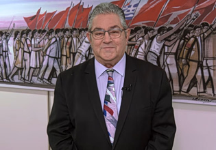 Κουτσούμπας: Σε έναν κόσμο που φλέγεται, η λαϊκή σπίθα που σιγοκαίει να γίνει πυρκαγιά Ανάστασης λαών