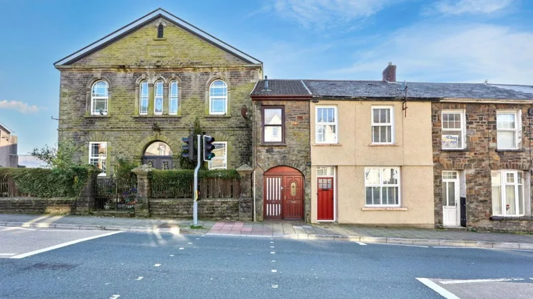 26.420 ευρώ για 2,2 μέτρα - Το πιο στενό σπίτι της Βρετανίας που προκάλεσε φρενίτιδα σε δημοπρασία