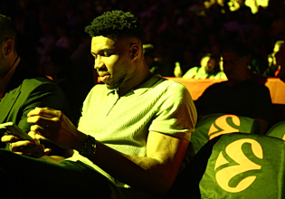 Γιάννης Αντετοκούνμπο και Νόβακ Τζόκοβιτς στο ΣΕΦ για το Ολυμπιακός – Μονακό