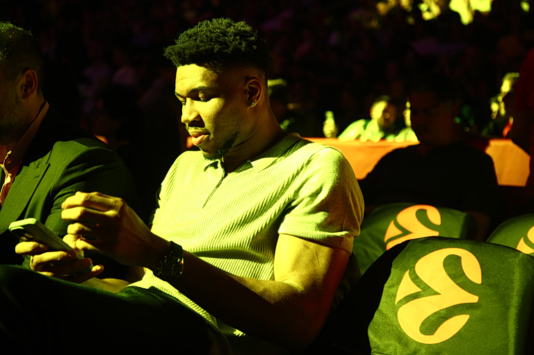 Γιάννης Αντετοκούνμπο και Νόβακ Τζόκοβιτς στο ΣΕΦ για το Ολυμπιακός - Μονακό