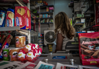Εξάρχεια: Μαχαίρωσαν περιπτερά στο πόδι