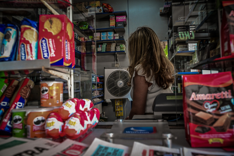 Εξάρχεια: Μαχαίρωσαν περιπτερά στο πόδι
