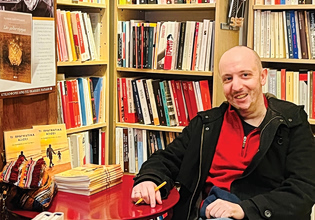 Γιάννης Μπρούζος: «Έφυγε» ο συγγραφέας του «Τι πραγματικά αξίζει – 24 γράμματα στον γιο μου»