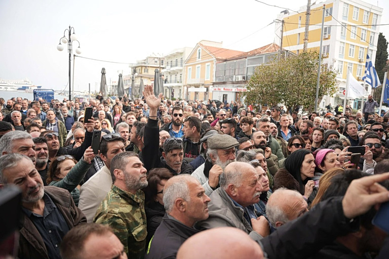 Λέσβος: Κτηνοτρόφοι απέκλεισαν ξανά το λιμάνι της Μυτιλήνης – Ο λόγος που διαμαρτύρονται