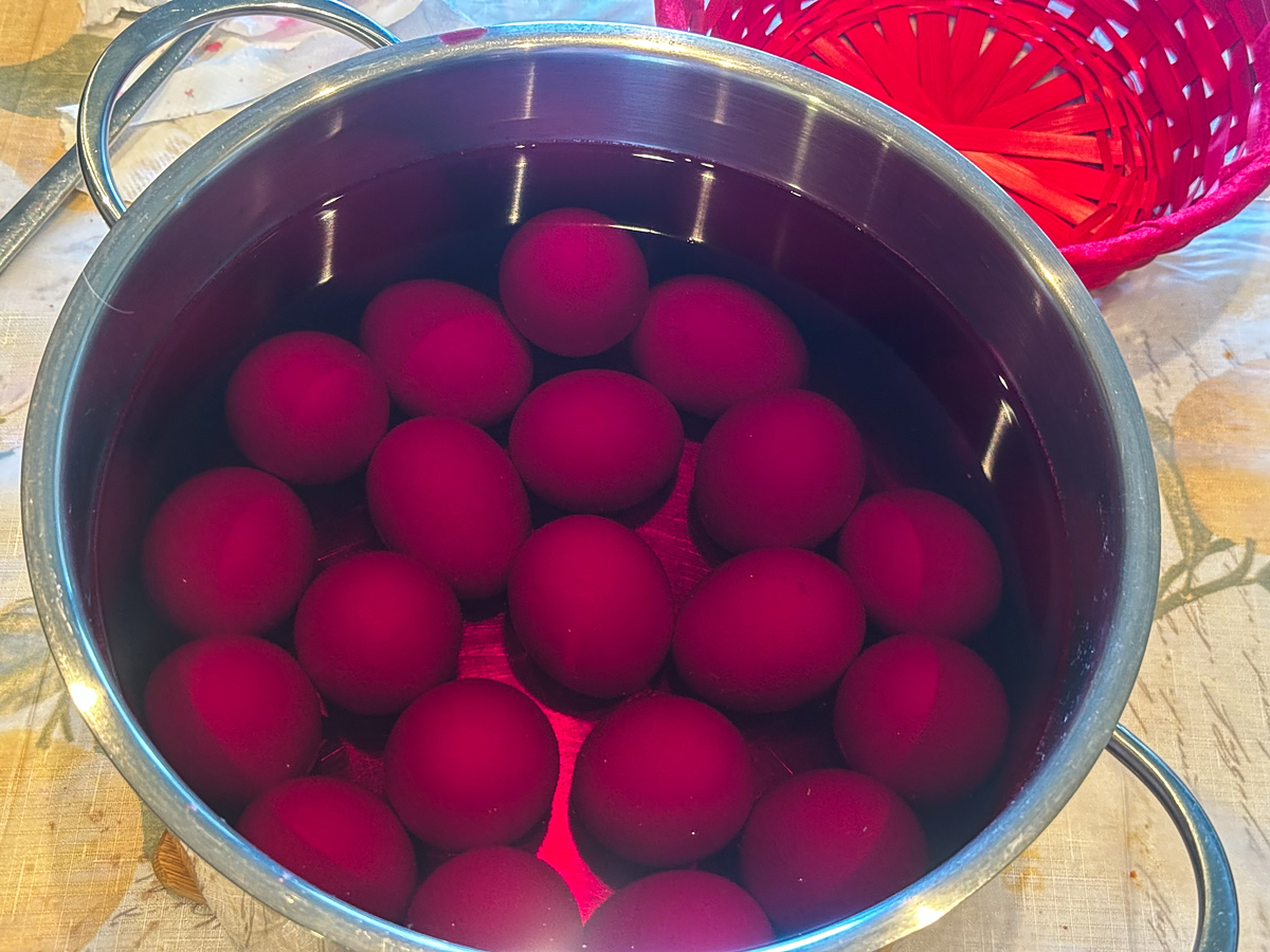 Πάσχα: Ήθη, έθιμα και δοξασίες στη δυτική Θεσσαλία τη Μεγάλη Πέμπτη – Το βάψιμο αυγών με κρεμμυδόφυλλα