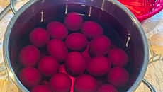 Πάσχα: Ήθη, έθιμα και δοξασίες στη δυτική Θεσσαλία τη Μεγάλη Πέμπτη – Το βάψιμο αυγών με κρεμμυδόφυλλα