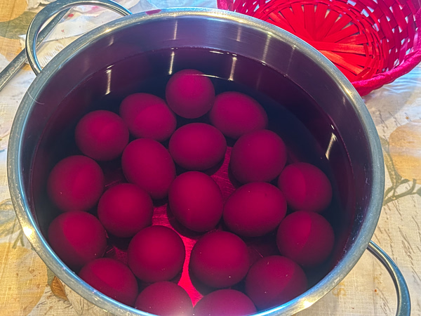 Πάσχα: Ήθη, έθιμα και δοξασίες στη δυτική Θεσσαλία τη Μεγάλη Πέμπτη – Το βάψιμο αυγών με κρεμμυδόφυλλα