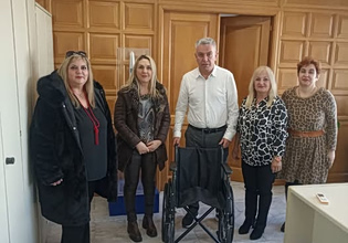 Δωρεά αναπηρικού αμαξιδίου στο Γενικό Νοσοκομείο Νίκαιας από τον Δήμο