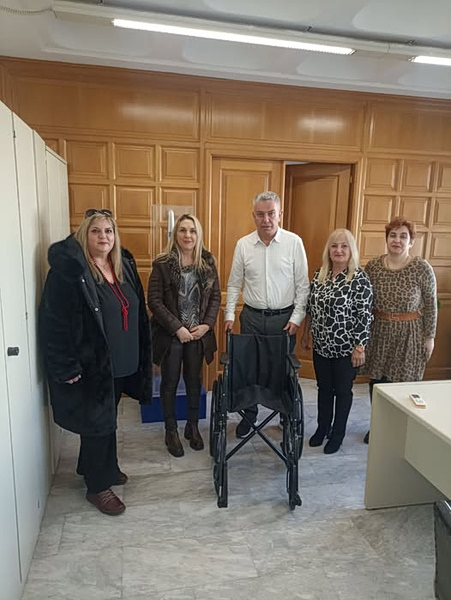 Δωρεά αναπηρικού αμαξιδίου στο Γενικό Νοσοκομείο Νίκαιας από τον Δήμο