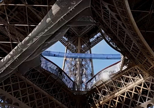 Βίντεο που προκαλεί ίλιγγο: Τουρίστες περπατούν σε αιωρούμενη γέφυρα 60 μέτρα πάνω από το έδαφος στον Πύργο του Άιφελ