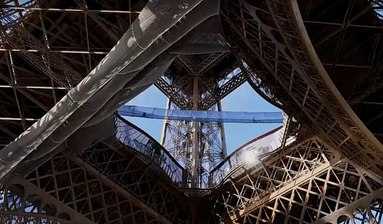 Βίντεο που προκαλεί ίλιγγο: Τουρίστες περπατούν σε αιωρούμενη γέφυρα 60 μέτρα πάνω από το έδαφος στον Πύργο του Άιφελ