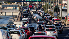 Κυκλοφοριακό χάος στον Κηφισό, καραμπόλα στη Δραπετσώνα – Στο «κόκκινο» αρκετοί δρόμοι στο λεκανοπέδιο