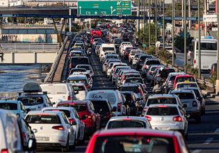 Κυκλοφοριακό χάος στον Κηφισό, καραμπόλα στη Δραπετσώνα – Στο «κόκκινο» αρκετοί δρόμοι στο λεκανοπέδιο