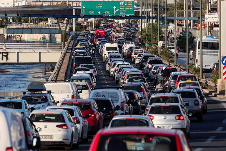 Κυκλοφοριακό χάος στον Κηφισό, καραμπόλα στη Δραπετσώνα – Στο «κόκκινο» αρκετοί δρόμοι στο λεκανοπέδιο