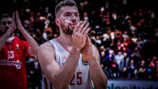 Η έκπληξη του Ολυμπιακού στον Πίτερς για τα γενέθλιά του (vid)