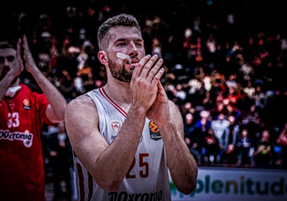 Η έκπληξη του Ολυμπιακού στον Πίτερς για τα γενέθλιά του (vid)