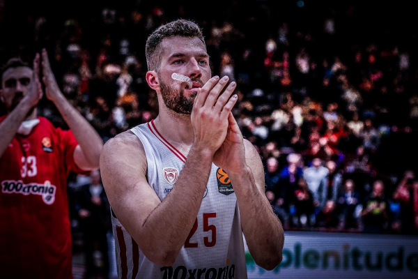 Η έκπληξη του Ολυμπιακού στον Πίτερς για τα γενέθλιά του (vid)