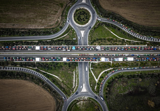 Ξανά στους δρόμους οι αγρότες – Με τρακτέρ και αγροτικά ΙΧ στην Ε-65