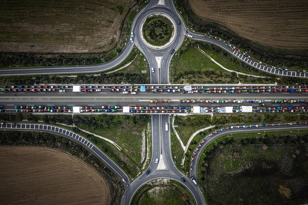 Ξανά στους δρόμους οι αγρότες – Με τρακτέρ και αγροτικά ΙΧ στην Ε-65