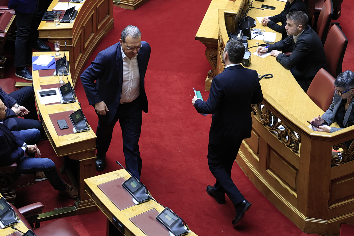 ΣΥΡΙΖΑ καλεί ΠΑΣΟΚ για μομφή στον Μητσοτάκη – Το τριήμερο σφυροκόπημα και το ρίσκο της γαλάζιας συσπείρωσης