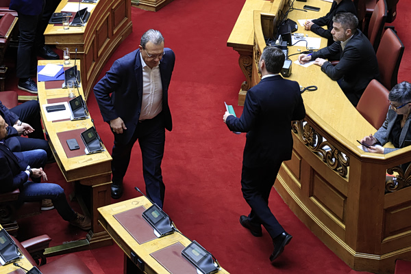 ΣΥΡΙΖΑ καλεί ΠΑΣΟΚ για μομφή στον Μητσοτάκη – Το τριήμερο σφυροκόπημα και το ρίσκο της γαλάζιας συσπείρωσης