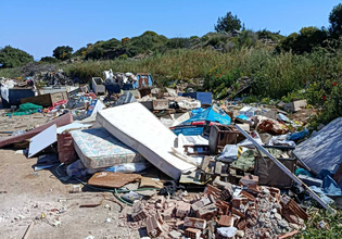 Εικόνες θλίψης: Άγνωστοι γέμισαν σημείο στα Κύθηρα με μπάζα και απορρίμματα-Τι είπε στο in ο Δήμαρχος Κυθήρων