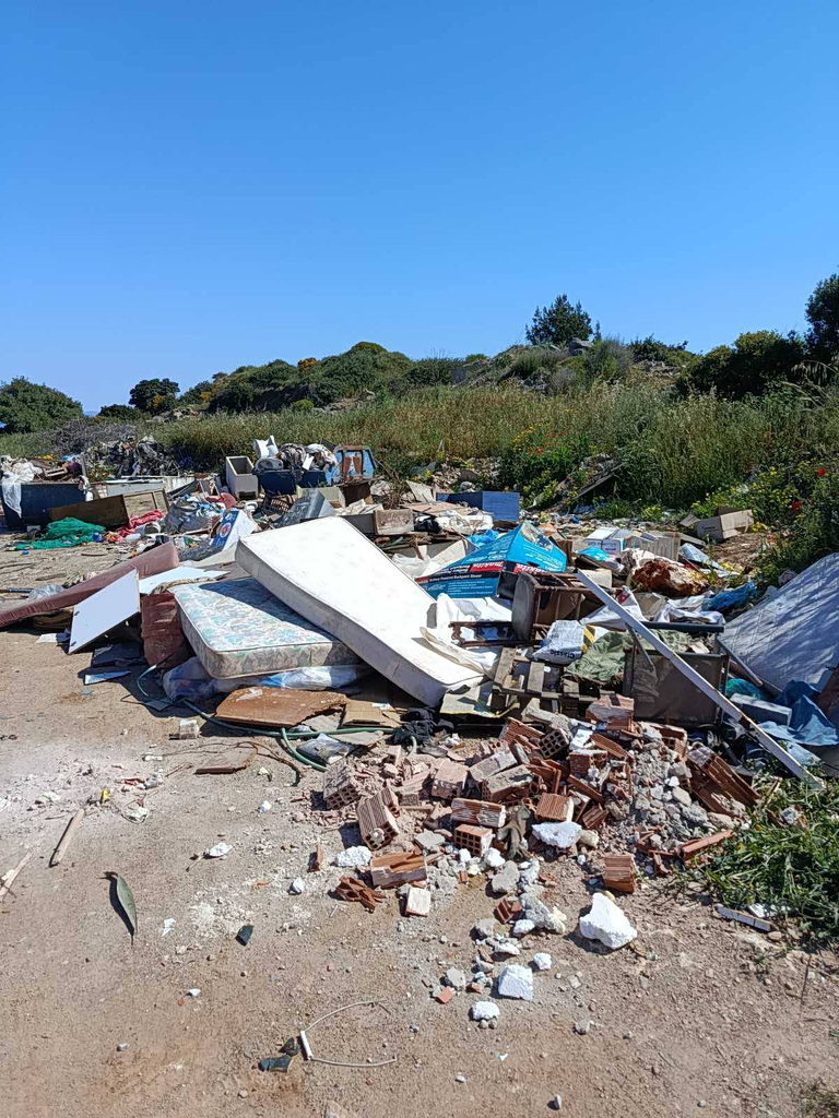 Εικόνες θλίψης: Άγνωστοι γέμισαν σημείο στα Κύθηρα με μπάζα και απορρίμματα-Τι είπε στο in ο Δήμαρχος Κυθήρων