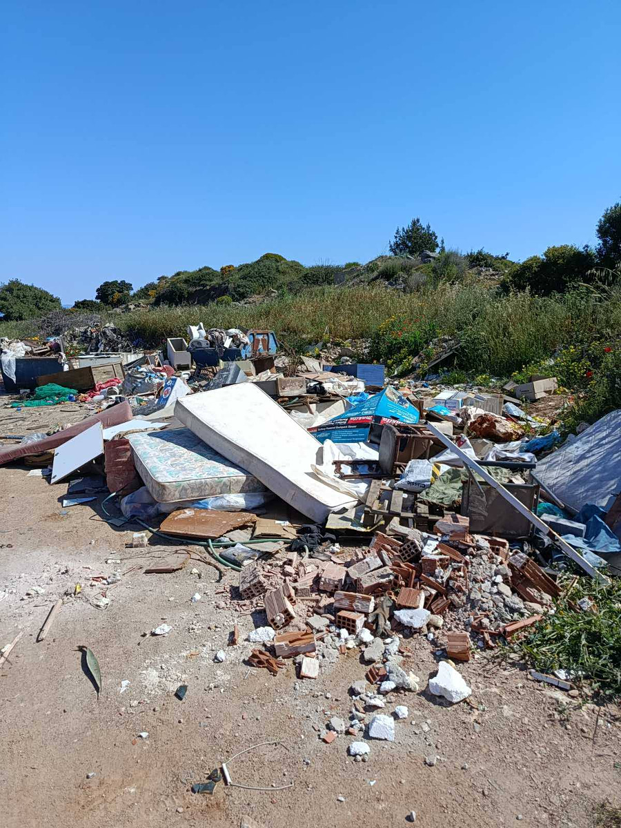 Εικόνες θλίψης: Άγνωστοι γέμισαν σημείο στα Κύθηρα με μπάζα και απορρίμματα-Τι είπε στο in ο Δήμαρχος Κυθήρων