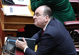 Δεν χώνεψε την παραίτηση ο Λαζαρίδης και… επιτίθεται με troll στη Ντόρα