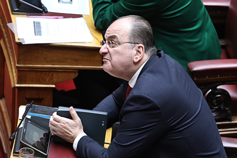 Δεν χώνεψε την παραίτηση ο Λαζαρίδης και... επιτίθεται με troll στη Ντόρα