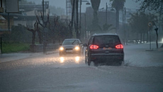 Κακοκαιρία «Erminio»: 112 σε Αττική και άλλες περιοχές – Ισχυρές βροχές, ανεμοστρόβιλοι και δρόμοι «ποτάμια»