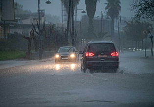 Κακοκαιρία «Erminio»: 112 σε Αττική και άλλες περιοχές – Ισχυρές βροχές, ανεμοστρόβιλοι και δρόμοι «ποτάμια»