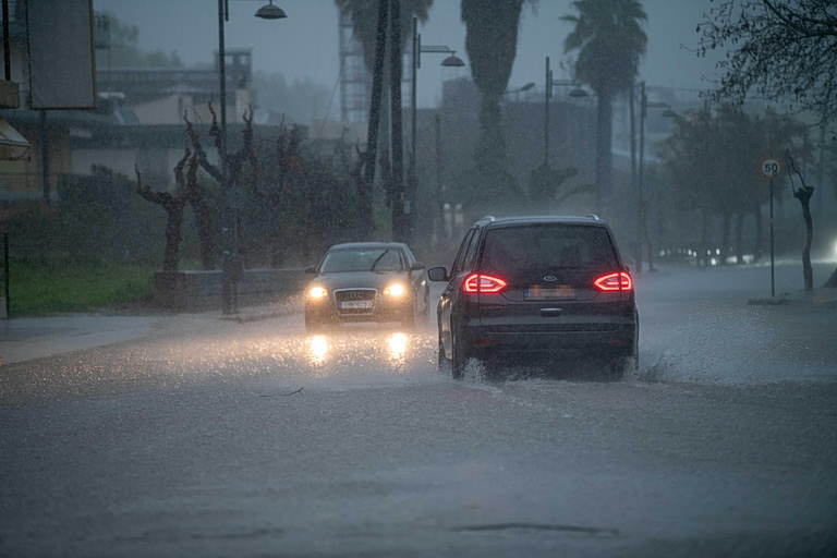 Κακοκαιρία «Erminio»: 112 σε Αττική και άλλες περιοχές – Ισχυρές βροχές, ανεμοστρόβιλοι και δρόμοι «ποτάμια»