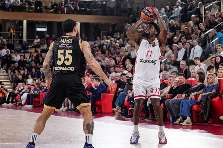 Μάικ Τζέιμς: «Θα έχουμε τις ευκαιρίες μας κόντρα στον Ολυμπιακό»