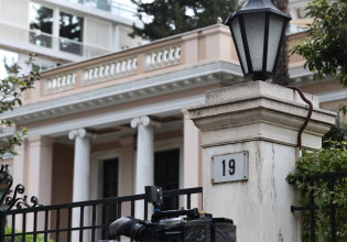 Τα 3+1 μέτωπα που στριμώχνουν την κυβέρνηση – Τα σκάνδαλα, οι δικογραφίες και οι κινητοποιήσεις