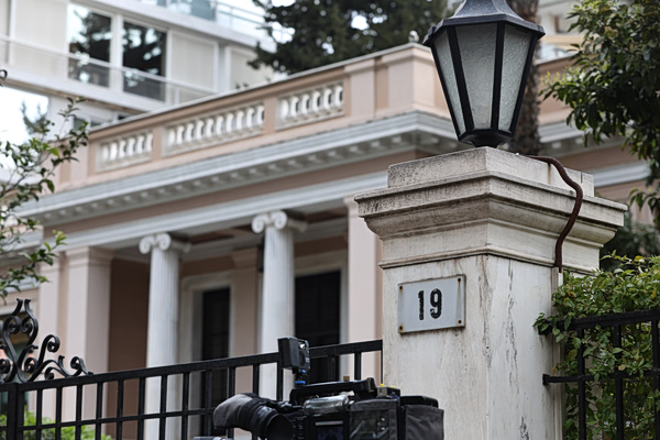 Τα 3+1 μέτωπα που στριμώχνουν την κυβέρνηση – Τα σκάνδαλα, οι δικογραφίες και οι κινητοποιήσεις