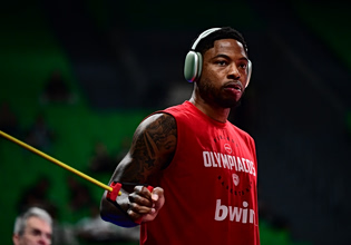 Βαριά τιμωρία στον Ταϊρίκ Τζόουνς για τη χειρονομία στο ΟΑΚΑ (pic)