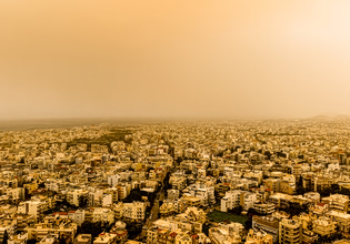 Ο θολός Απρίλιος, η «καλή» και η «κακή» αφρικανική σκόνη και τα επεισόδια που αυξάνονται