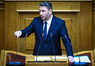 ΠΑΣΟΚ: Δεν ζητήθηκε αναβολή της συζήτησης για το Κράτος Δικαίου – Η επικοινωνία Ανδρουλάκη με τον Κακλαμάνη