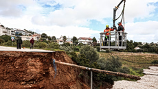 Κακοκαιρία Erminio: Στα δύο κόπηκε ο δρόμος  στην Καλλιτεχνούπολη  – Το ρέμα άνοιξε χαράδρα πέντε μέτρων