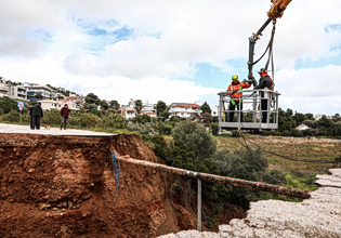 Κακοκαιρία Erminio: Στα δύο κόπηκε ο δρόμος  στην Καλλιτεχνούπολη  – Το ρέμα άνοιξε χαράδρα πέντε μέτρων