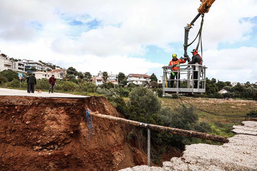 Κακοκαιρία Erminio: Στα δύο κόπηκε ο δρόμος  στην Καλλιτεχνούπολη  – Το ρέμα άνοιξε χαράδρα πέντε μέτρων
