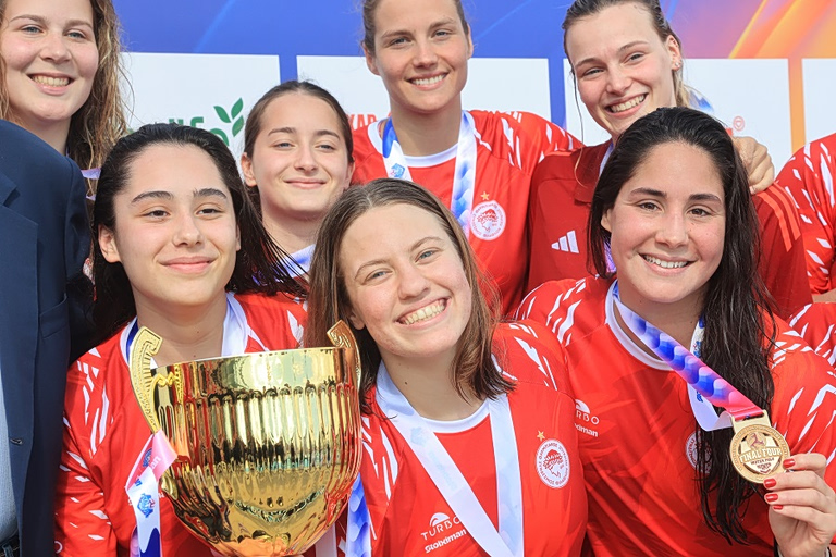 Ολυμπιακός: Η απονομή του Κυπέλλου και ο τίτλος του MVP στην Στεφανία Σάντα (vid)